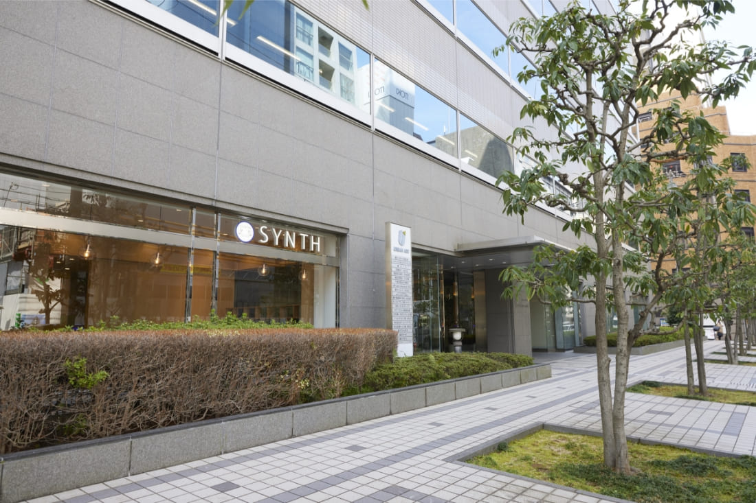 天井高3m×路面店舗の開放的なレンタルオフィス